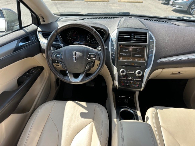 Lincoln MKC Vehicle Full-screen Gallery Image 08