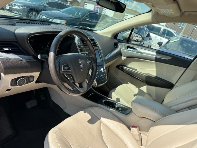 Lincoln MKC Vehicle Full-screen Gallery Image 09