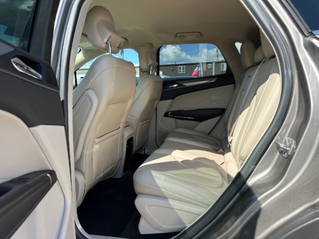 Lincoln MKC Vehicle Full-screen Gallery Image 11