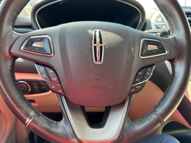 Lincoln MKC Vehicle Full-screen Gallery Image 13