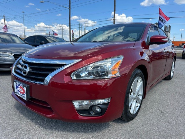 Nissan Altima Vehicle Full-screen Gallery Image 02