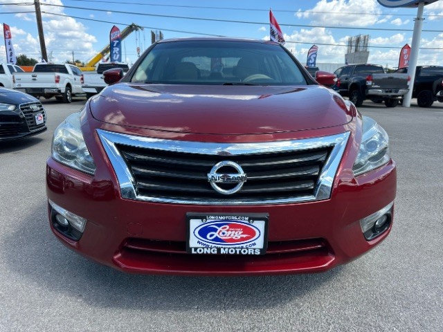 Nissan Altima Vehicle Full-screen Gallery Image 03