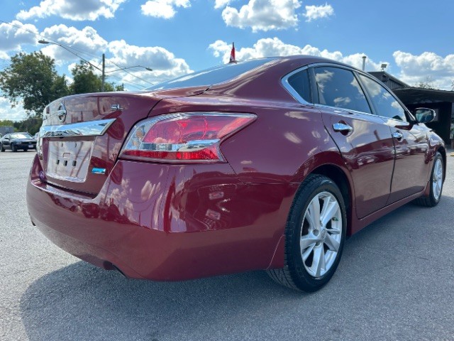 Nissan Altima Vehicle Full-screen Gallery Image 04