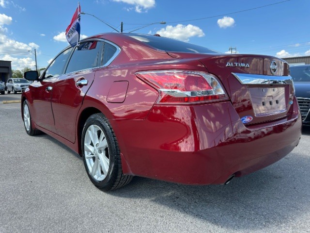 Nissan Altima Vehicle Full-screen Gallery Image 05