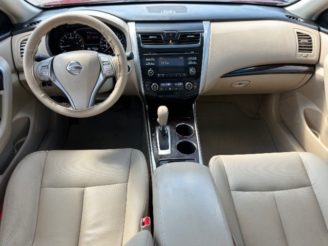 Nissan Altima Vehicle Full-screen Gallery Image 06