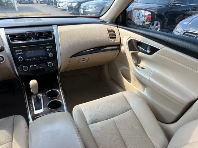Nissan Altima Vehicle Full-screen Gallery Image 07