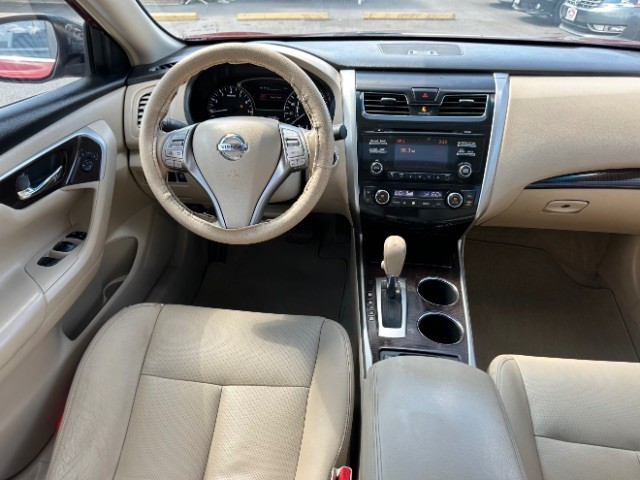 Nissan Altima Vehicle Full-screen Gallery Image 08