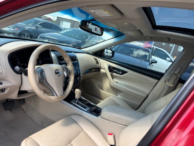 Nissan Altima Vehicle Full-screen Gallery Image 09