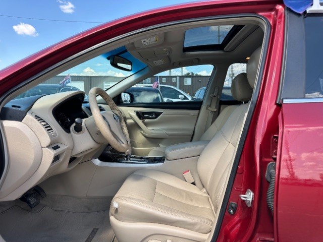 Nissan Altima Vehicle Full-screen Gallery Image 10