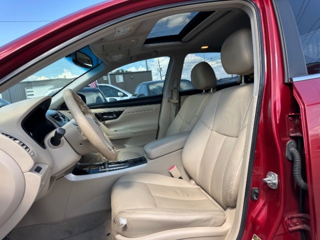 Nissan Altima Vehicle Full-screen Gallery Image 11