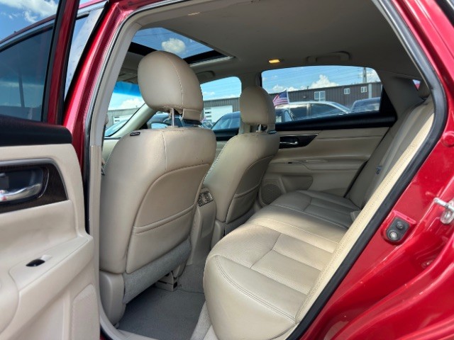 Nissan Altima Vehicle Full-screen Gallery Image 12