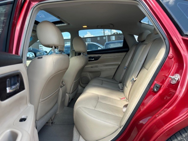 Nissan Altima Vehicle Full-screen Gallery Image 13