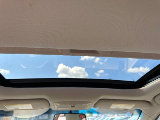 Nissan Altima Vehicle Full-screen Gallery Image 14