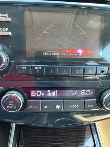 Nissan Altima Vehicle Full-screen Gallery Image 15