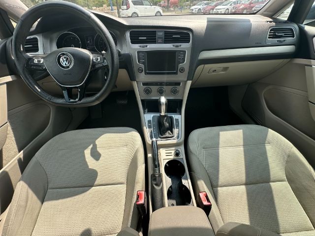 Volkswagen Golf Vehicle Full-screen Gallery Image 06