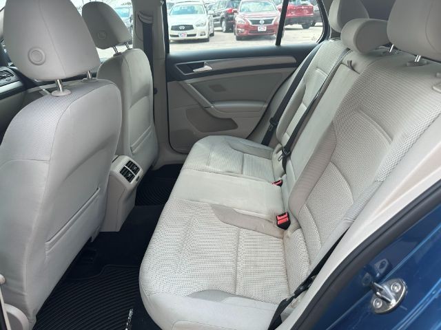 Volkswagen Golf Vehicle Full-screen Gallery Image 11