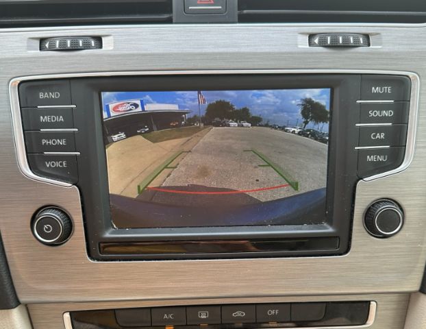 Volkswagen Golf Vehicle Full-screen Gallery Image 12