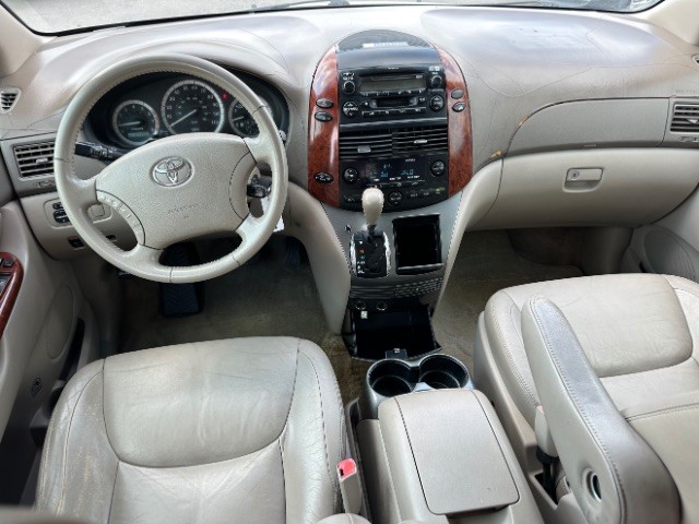 Toyota Sienna Vehicle Full-screen Gallery Image 06