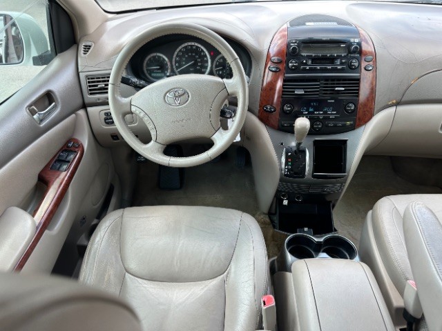 Toyota Sienna Vehicle Full-screen Gallery Image 08