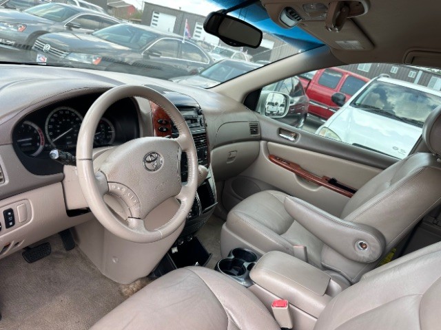 Toyota Sienna Vehicle Full-screen Gallery Image 09