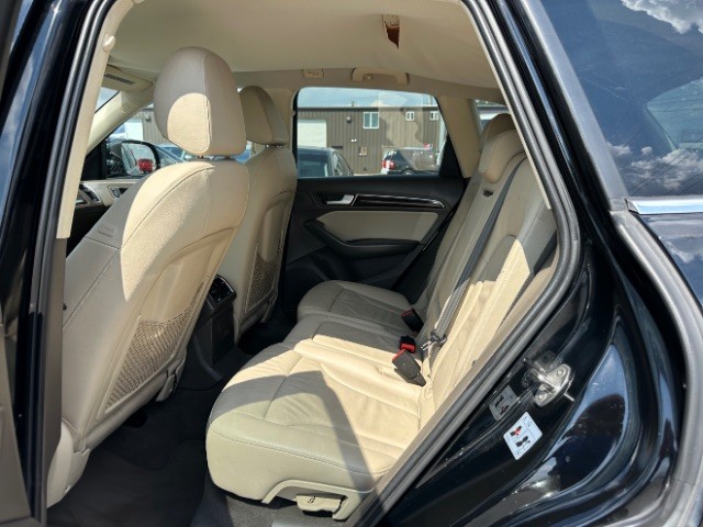 Audi Q5 Vehicle Full-screen Gallery Image 12