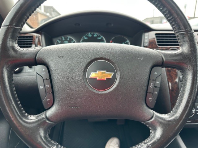 Chevrolet Impala Vehicle Full-screen Gallery Image 13