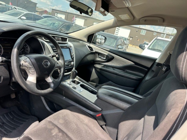 Nissan Murano Vehicle Full-screen Gallery Image 09