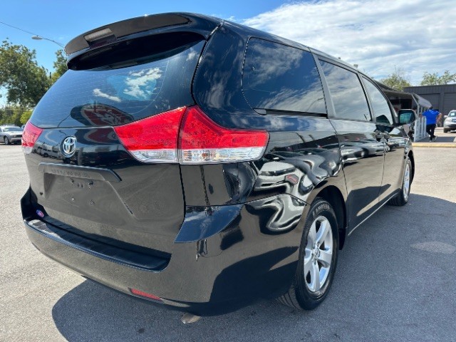 Toyota Sienna Vehicle Full-screen Gallery Image 04