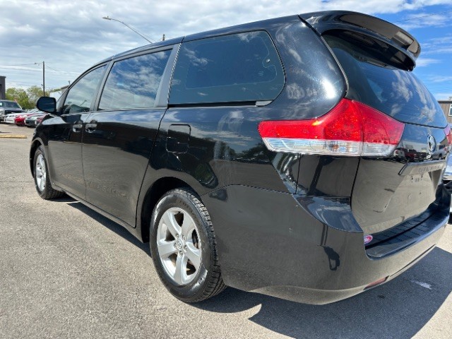 Toyota Sienna Vehicle Full-screen Gallery Image 05