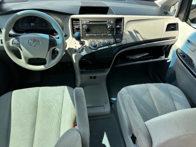 Toyota Sienna Vehicle Full-screen Gallery Image 06
