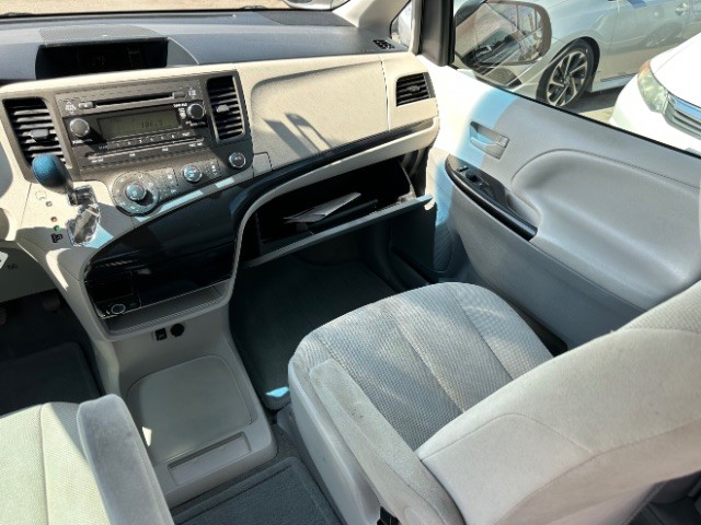 Toyota Sienna Vehicle Full-screen Gallery Image 07