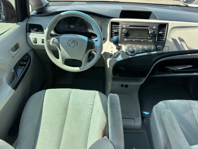 Toyota Sienna Vehicle Full-screen Gallery Image 08