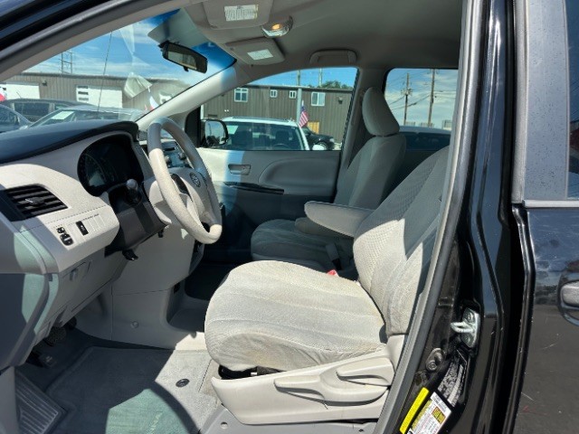 Toyota Sienna Vehicle Full-screen Gallery Image 10