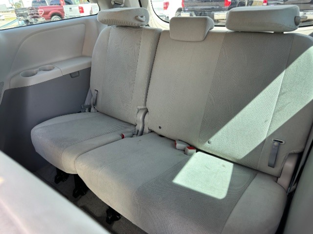 Toyota Sienna Vehicle Full-screen Gallery Image 11