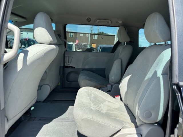 Toyota Sienna Vehicle Full-screen Gallery Image 12