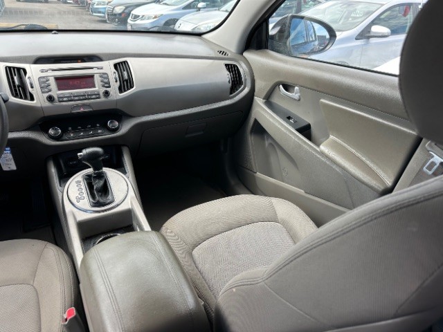 Kia Sportage Vehicle Full-screen Gallery Image 7