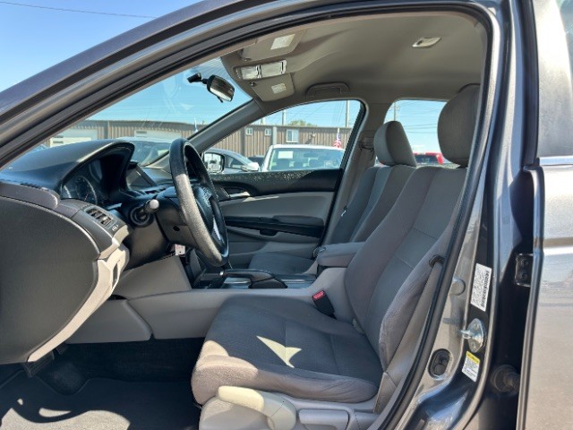 Honda Accord Sedan Vehicle Full-screen Gallery Image 10