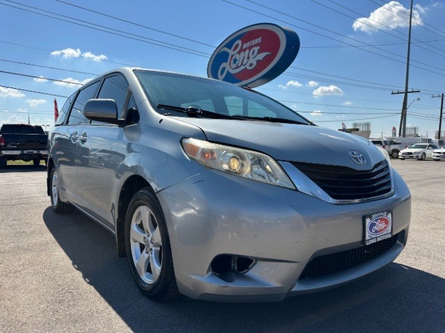 2013 Toyota Sienna LE's photo