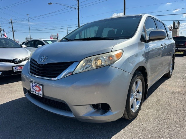 Toyota Sienna Vehicle Full-screen Gallery Image 02