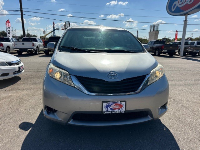 Toyota Sienna Vehicle Full-screen Gallery Image 03