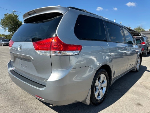 Toyota Sienna Vehicle Full-screen Gallery Image 04