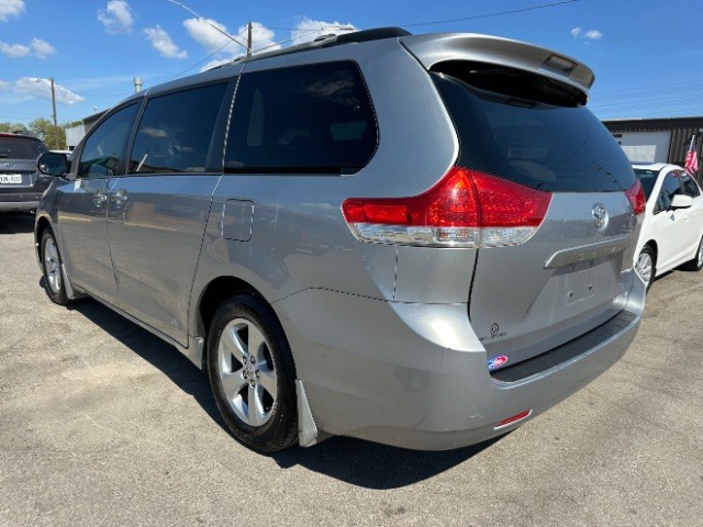 Toyota Sienna Vehicle Full-screen Gallery Image 05