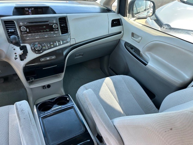 Toyota Sienna Vehicle Full-screen Gallery Image 07