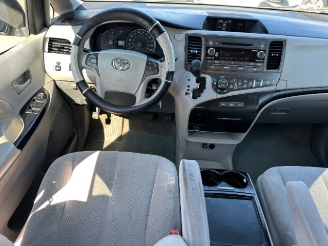 Toyota Sienna Vehicle Full-screen Gallery Image 08