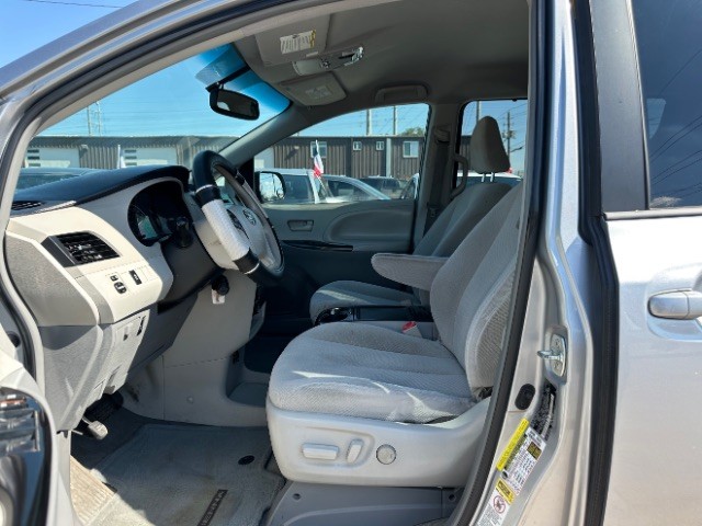 Toyota Sienna Vehicle Full-screen Gallery Image 09