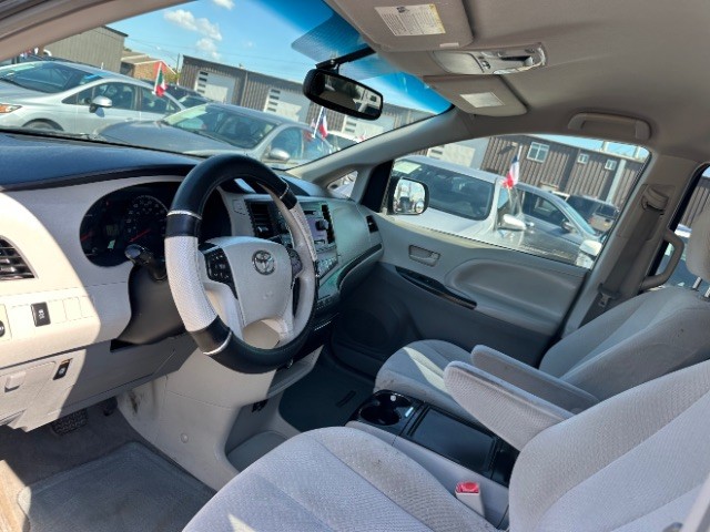 Toyota Sienna Vehicle Full-screen Gallery Image 10