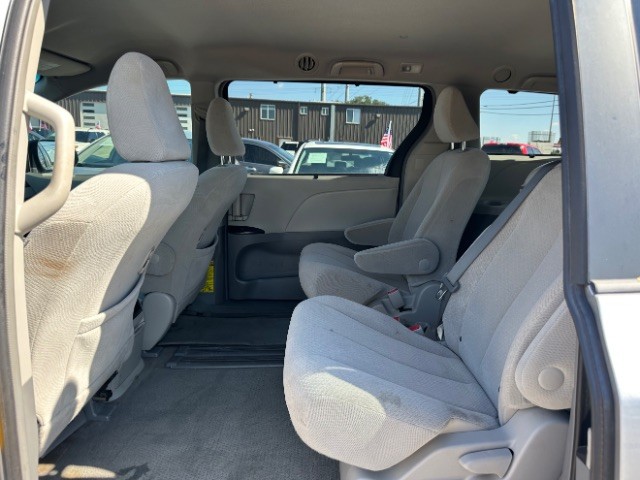 Toyota Sienna Vehicle Full-screen Gallery Image 11