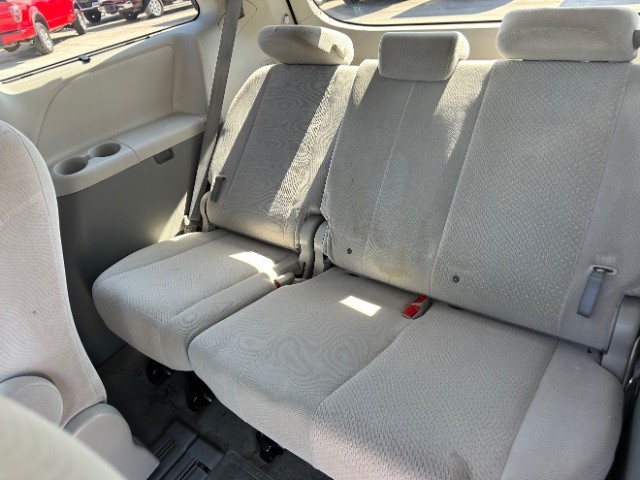 Toyota Sienna Vehicle Full-screen Gallery Image 12