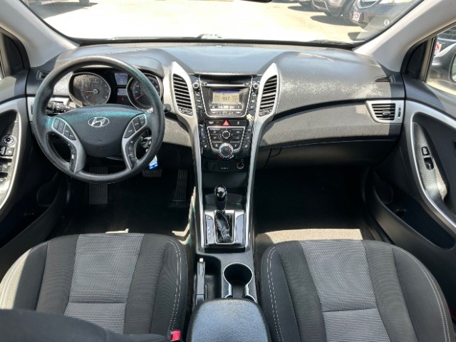 Hyundai Elantra GT Vehicle Full-screen Gallery Image 06