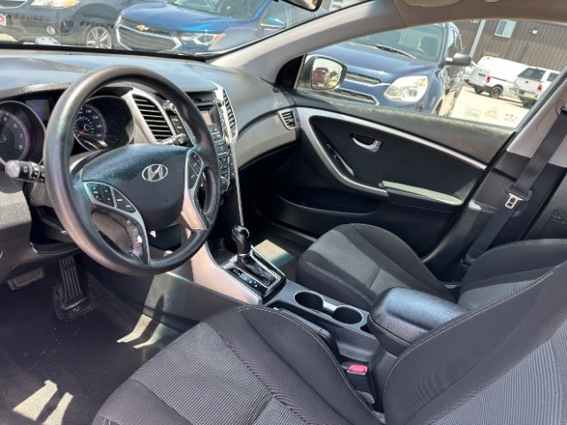 Hyundai Elantra GT Vehicle Full-screen Gallery Image 09